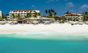 Are there any luxury resorts in Aruba with exclusive access to golf courses? 